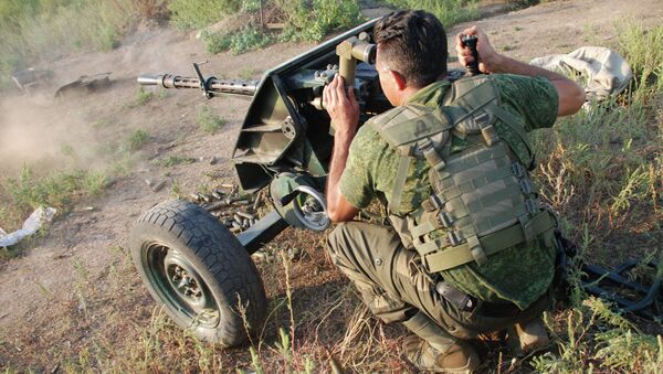 Miliciano de Donbás dispara el arma - Sputnik Mundo