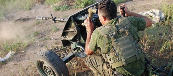 Miliciano de Donbás dispara el arma - Sputnik Mundo