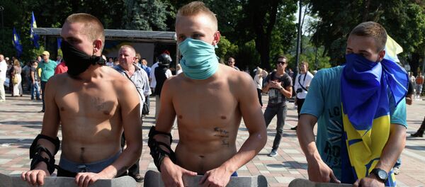 Enfrentamientos junto a la sede del Parlamento ucraniano - Sputnik Mundo