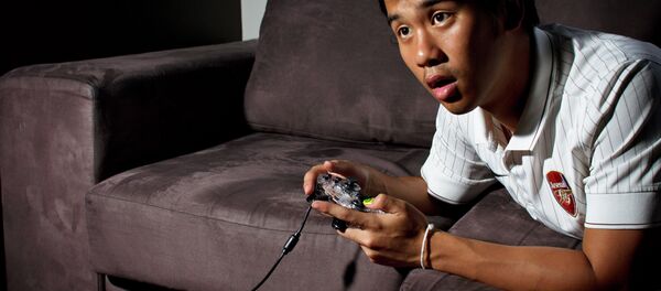 Man playing a video game Man playing a video game - Sputnik Mundo