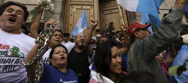 Tensión en Guatemala por la votación del Congreso para retirar inmunidad del presidente - Sputnik Mundo