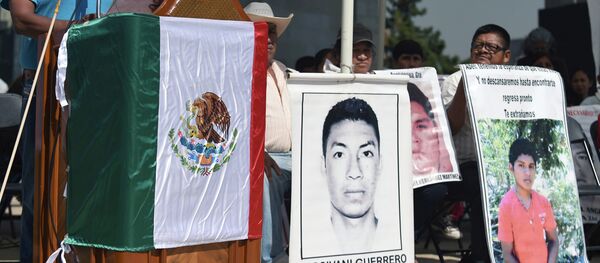 Manifestación en conmemoración de estudiantes asesinados de Ayotzinapa Manifestación en conmemoración de estudiantes asesinados de Ayotzinapa - Sputnik Mundo