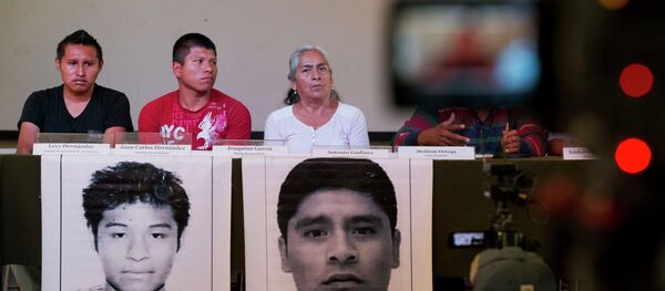 Famillares de estudiantes desaparecidos hablan durante la rueda de prensa - Sputnik Mundo