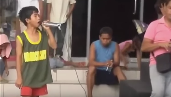 Un niño filipino sorprende con perfecta interpretación de I Will Always Love You - Sputnik Mundo