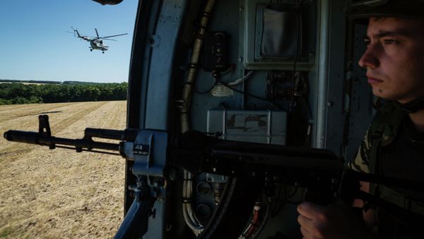 Soldado ucraniano en un helicóptero cerca de Slaviansk Soldado ucraniano en un helicóptero cerca de Slaviansk - Sputnik Mundo