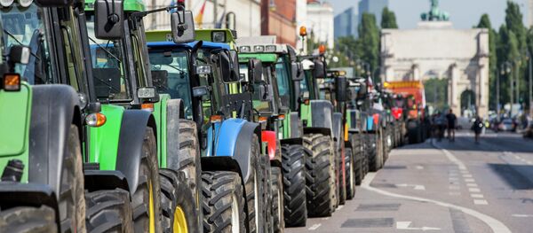 Tractores en el centro de Múnich durante la protesta, el 1 de septiembre, 2015 Tractores en el centro de Múnich durante la protesta, el 1 de septiembre, 2015 - Sputnik Mundo
