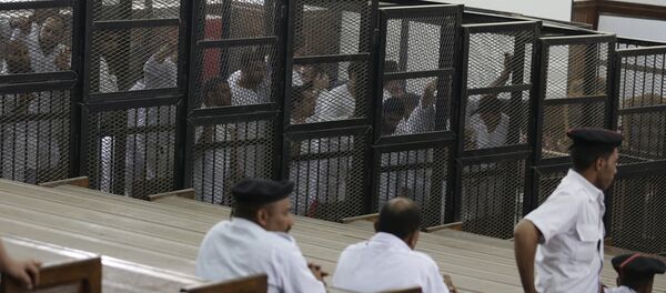 Activistas de Hermanos Musulmanes durante un juicio en Tribunal de Cairo (archivo) - Sputnik Mundo