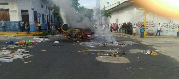 Imagen de carro incendiado entre calles Tacna y Sargento Lores esta mañana durante paro en Iquitos Imagen de carro incendiado entre calles Tacna y Sargento Lores esta mañana durante paro en Iquitos - Sputnik Mundo