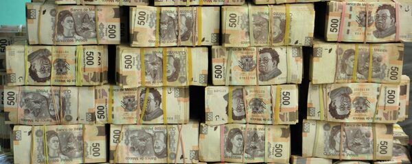 Fajos de billetes de 500 pesos en una oficina de ex funcionario del Estado - Sputnik Mundo