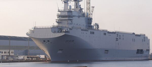 The Vladivostok warship, the first of two Mistral-class helicopter carriers ordered by Russia, docks on the port of Saint-Nazaire, western France - Sputnik Mundo