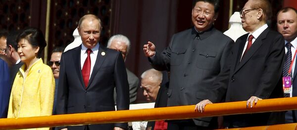 El presidente de Rusia, Vladímir Putin, el presidente de China, Xi Jinping, y ex presidente chino, Jiang Zemin, durante el Desfile militar en Pekín - Sputnik Mundo
