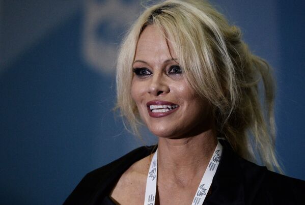 Pamela Anderson conoce el “país de líderes fuertes” - Sputnik Mundo