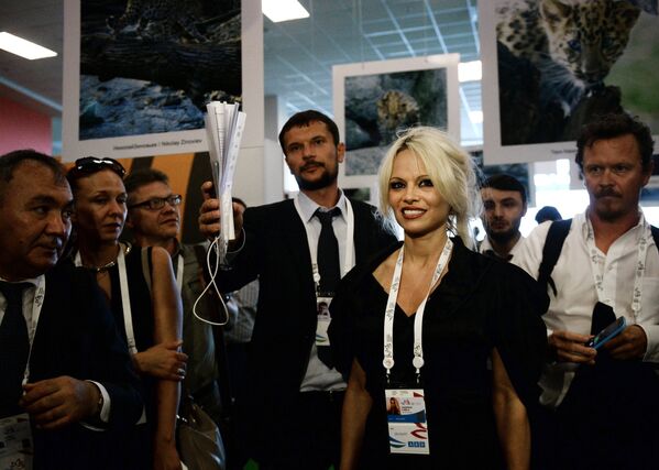 Pamela Anderson conoce el “país de líderes fuertes” - Sputnik Mundo