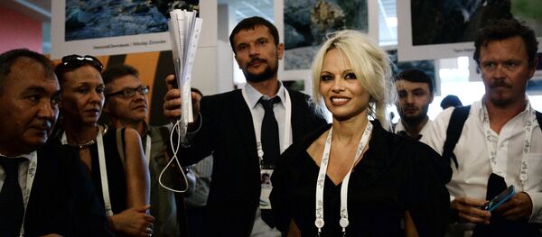 Pamela Anderson conoce el “país de líderes fuertes” Pamela Anderson conoce el “país de líderes fuertes” - Sputnik Mundo