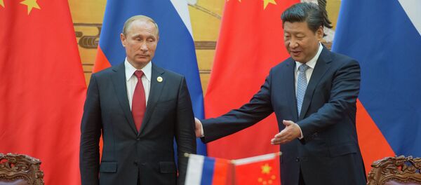 Президент России Владимир Путин (слева) и председатель Китайской Народной Республики Си Цзиньпин - Sputnik Mundo