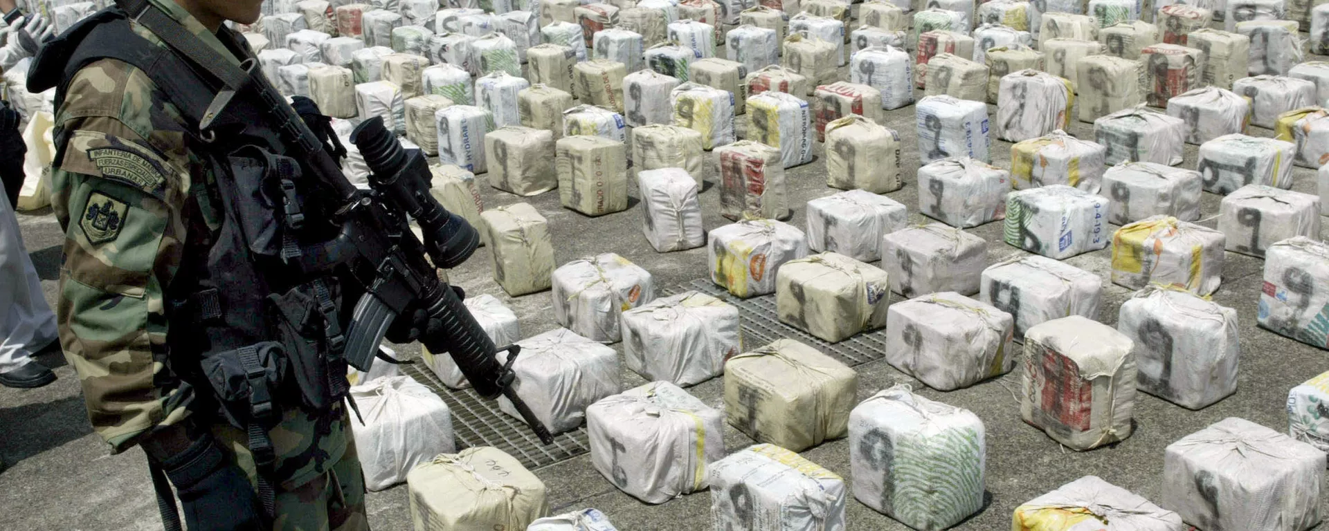 A Colombian soldier custodies packages of cocaine 01 May, 2007, in Bahia Malaga, department of Valle del Cauca, Colombia. A Colombian soldier custodies packages of cocaine 01 May, 2007, in Bahia Malaga, department of Valle del Cauca, Colombia. - Sputnik Mundo, 1920, 23.11.2021