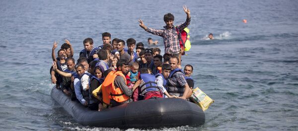 Syrian and Afghan refugees on a dinghy wave as they approach the Greek island of Lesbos September 3, 2015. - Sputnik Mundo