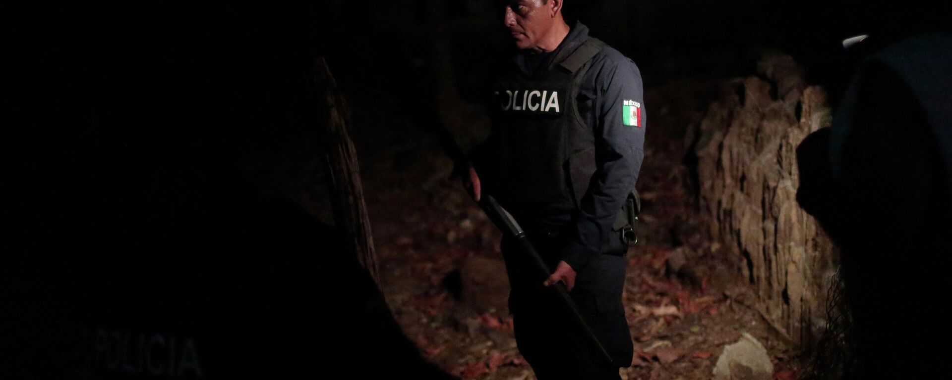 Agente de policía esta en el lugar de crimen en Xolapa, estado de Guerrero - Sputnik Mundo, 1920, 29.11.2023
