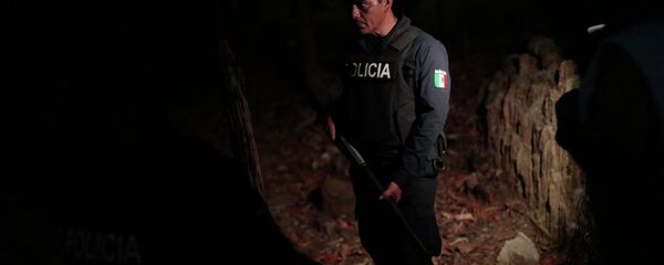 Agente de policía esta en el lugar de crimen en Xolapa, estado de Guerrero - Sputnik Mundo