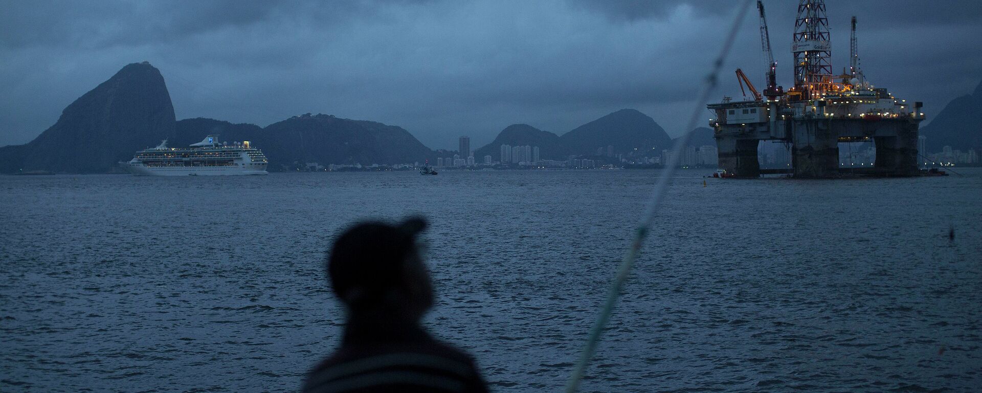 Una plataforma petrolera de Petrobras en la bahía de Guanabara - Sputnik Mundo, 1920, 16.10.2024