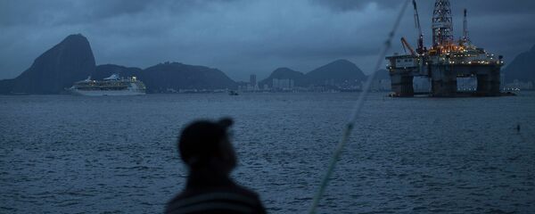 Una platforma petrolera en la bahía de Guanabara - Sputnik Mundo