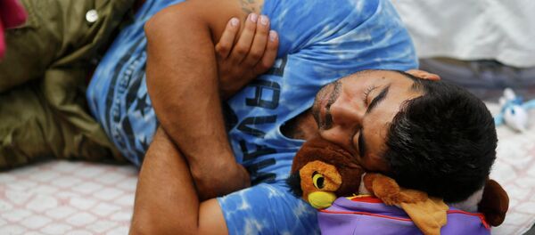 Un migrante duerme cerca de la estación de tren de Keleti en Budapest, Hungría - Sputnik Mundo