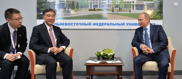 Presidente de Rusia, Vladímir Putin (dcha.), durante su encuentro con el vice primer ministro de China, Wang Yang, en el marco del Foro Económico Oriental - Sputnik Mundo