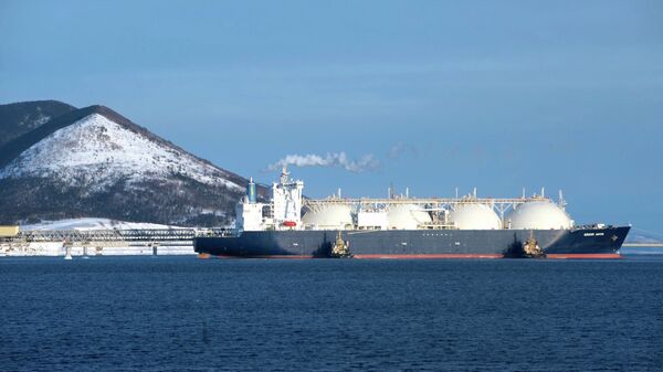 El buque cisterna Grand Aniva en el muelle de la primera planta rusa de licuefacción de gas natural (proyecto Sakhalin-2) - Sputnik Mundo