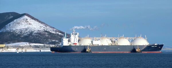 El buque cisterna Grand Aniva en el muelle de la primera planta rusa de licuefacción de gas natural (proyecto Sajalin-2) - Sputnik Mundo