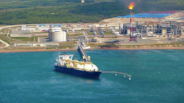 El buque cisterna Cygnus Passage en el muelle de la primera planta rusa de licuefacción de gas natural licuado (proyecto Sakhalin-2) - Sputnik Mundo