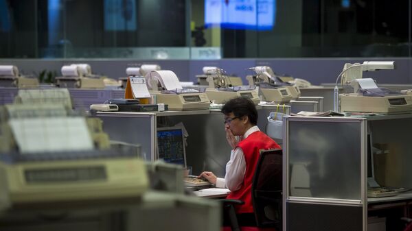 A floor trader reacts inside the trading hall at the Hong Kong Exchanges in Hong Kong, China in this July 8, 2015 file photo. - Sputnik Mundo