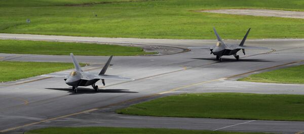 In this Aug. 14, 2012 photo, two U.S. Air Force F-22 Raptor stealth fighters taxi before take-off at Kadena Air Base on the southern island of Okinawa in Japan - Sputnik Mundo