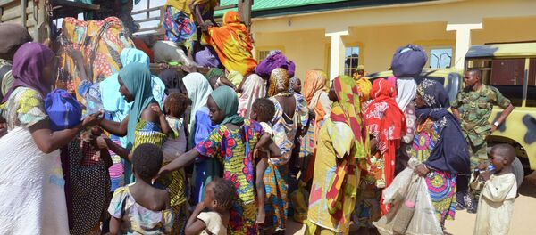 Niños rescatados por soldados nigerianos de los extremistas de Boko Haram - Sputnik Mundo