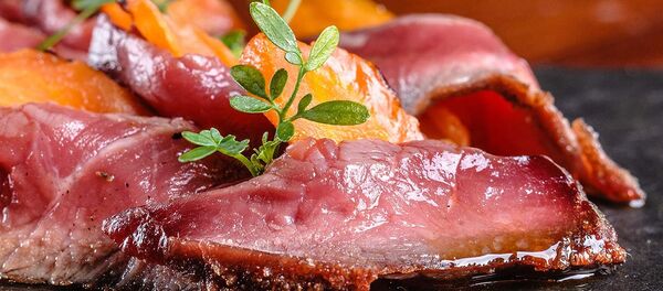 Filete de Cordero Con Piel De Mora, Asaí y Chuño Caramelizado - Sputnik Mundo