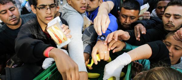 Unos inmigrantes en Alemania - Sputnik Mundo