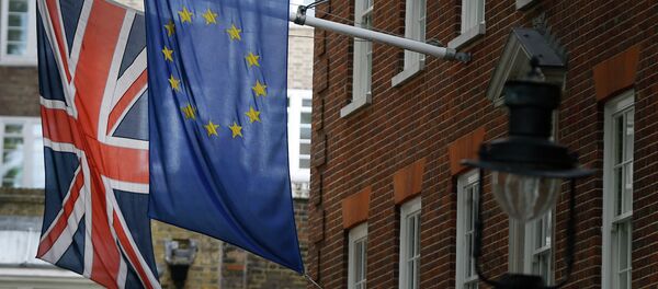 Banderas de Reino Unido y UE - Sputnik Mundo