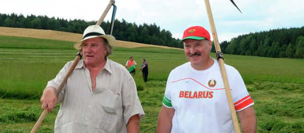Lukashenko y Depardieu van a la siega - Sputnik Mundo