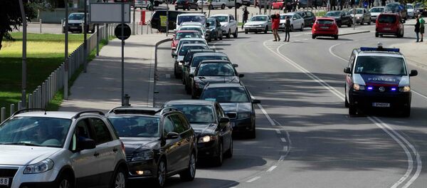 Un grupo de 140 coches deja de Vienna a Hungría - Sputnik Mundo