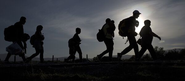 Migrantes cruzan la frontera entre Macedonia y Grecia - Sputnik Mundo
