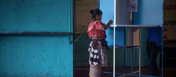 Una mujer marca su voto en un centros de votación en la ciudad de Guatemala - Sputnik Mundo