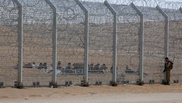 Inmigrantes africanos se sientan detrás de la valla fronteriza entre Israel y Egipto - Sputnik Mundo
