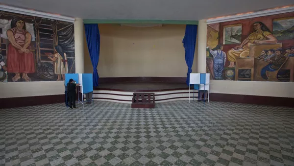 La gente vota en un centro de votación durante las elecciones generales en Mixco, Guatemala