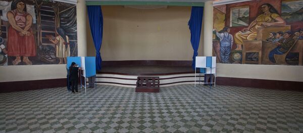 La gente vota en un centro de votación durante las elecciones generales en Mixco, Guatemala - Sputnik Mundo