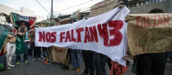 Manifestantes protestan exigiendo la justicia en el caso de 43 estudiantes desaparecidos - Sputnik Mundo