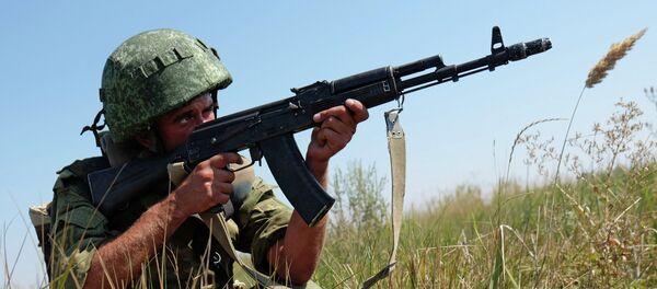 Soldado de FFAA de Rusia durante maniobras Soldado de FFAA de Rusia durante maniobras - Sputnik Mundo