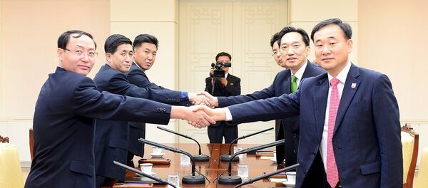 Representantes de ambas Coreas negocian las reuniones de familiares separados tras la guerra de Corea Representantes de ambas Coreas negocian las reuniones de familiares separados tras la guerra de Corea - Sputnik Mundo