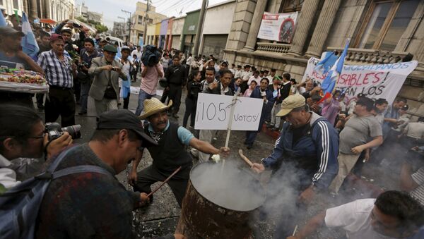 Gente fuera del Congreso de la República de Guatemala Gente fuera del Congreso de la República de Guatemala - Sputnik Mundo