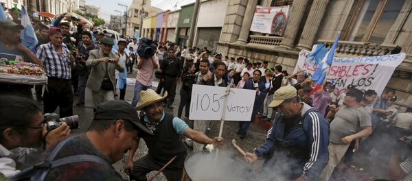Gente fuera del Congreso de la República de Guatemala - Sputnik Mundo