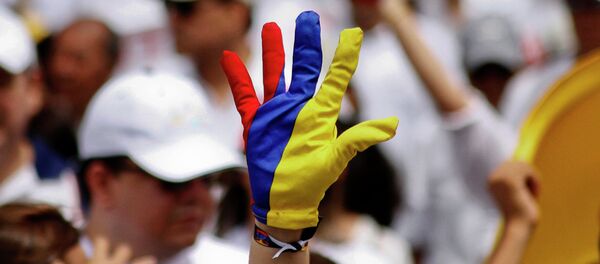 El guante de colores de bandera de Colombia - Sputnik Mundo