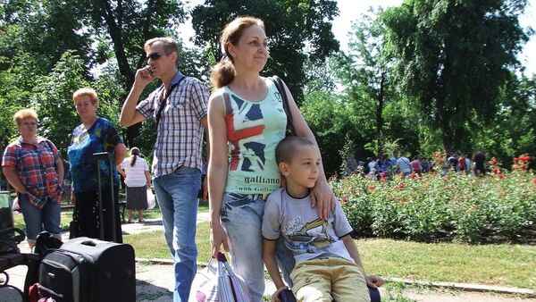 Niño de Donetsk va de vacaciones a Rusia - Sputnik Mundo